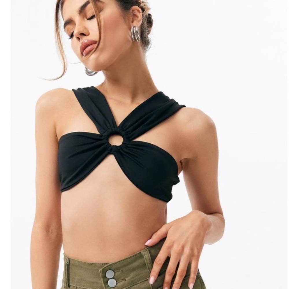 Solado O-Ring Cut Out Crop Top